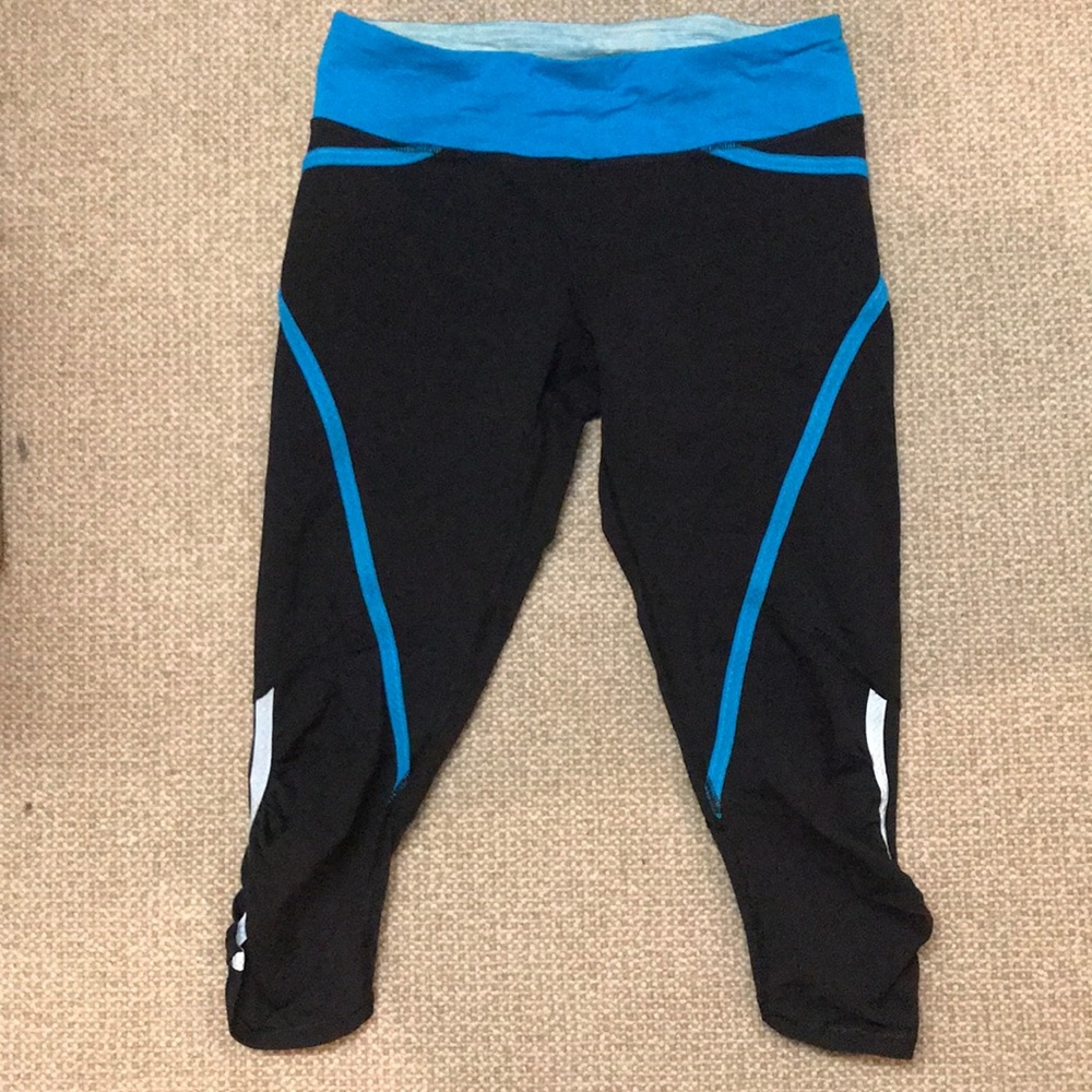Lulu lemon black cropped leggings with blue detail